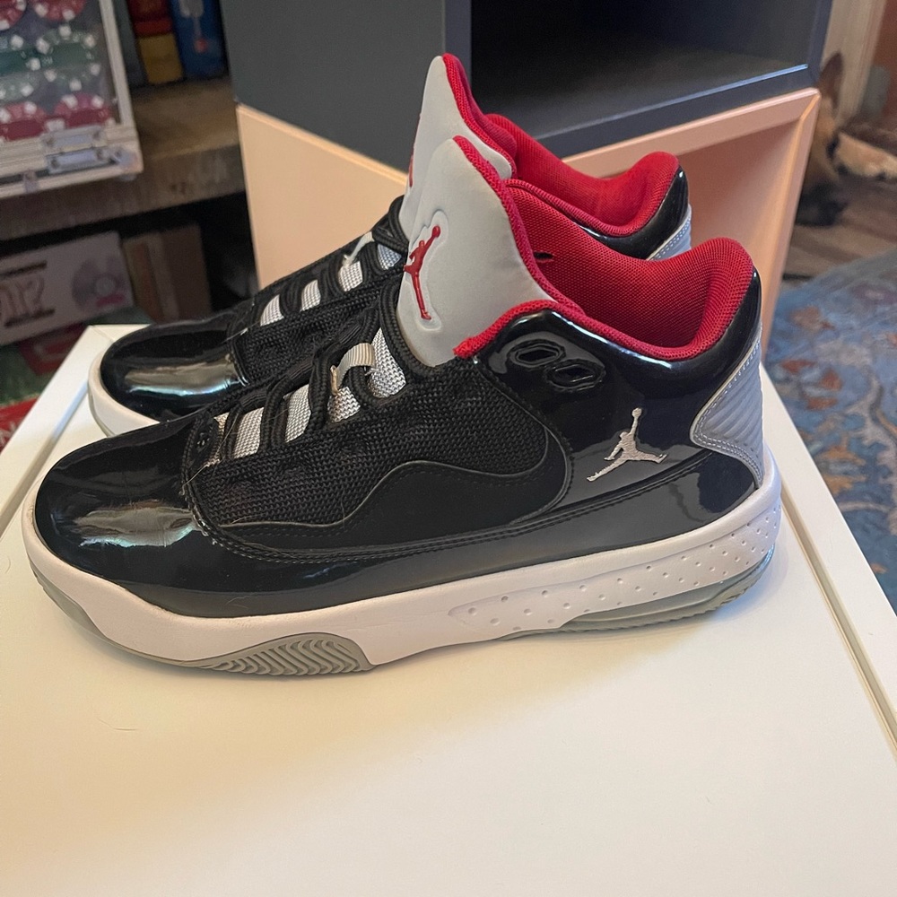 Jordan aura 2 black and gray youth